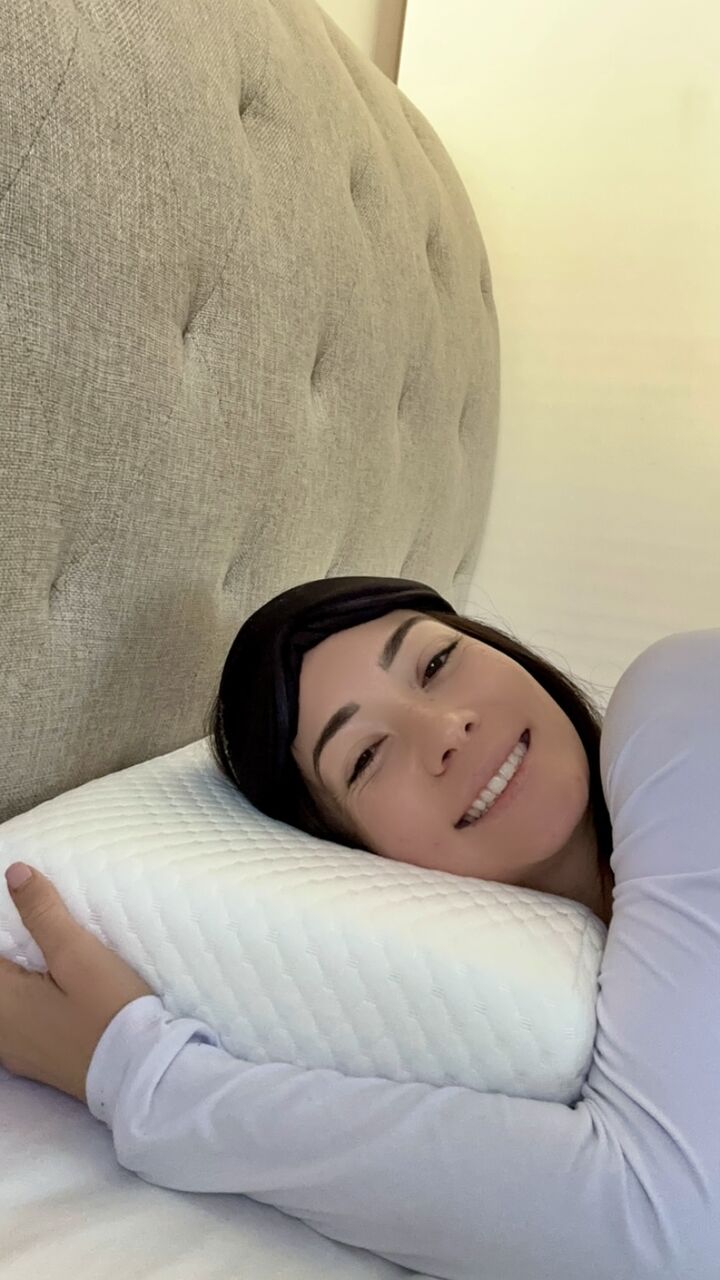 side-sleeper-pillow-cube-australia-smiling-in-bed