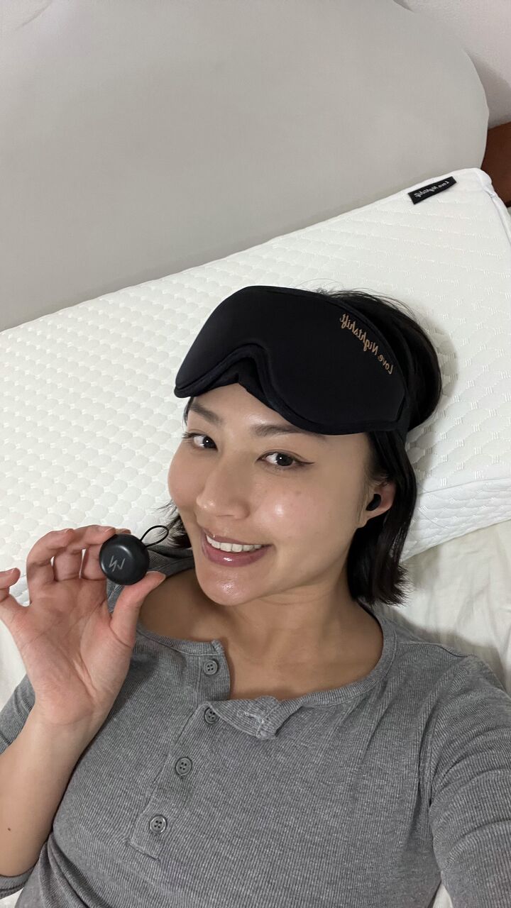 snoring-earplugs-happy-in-bed